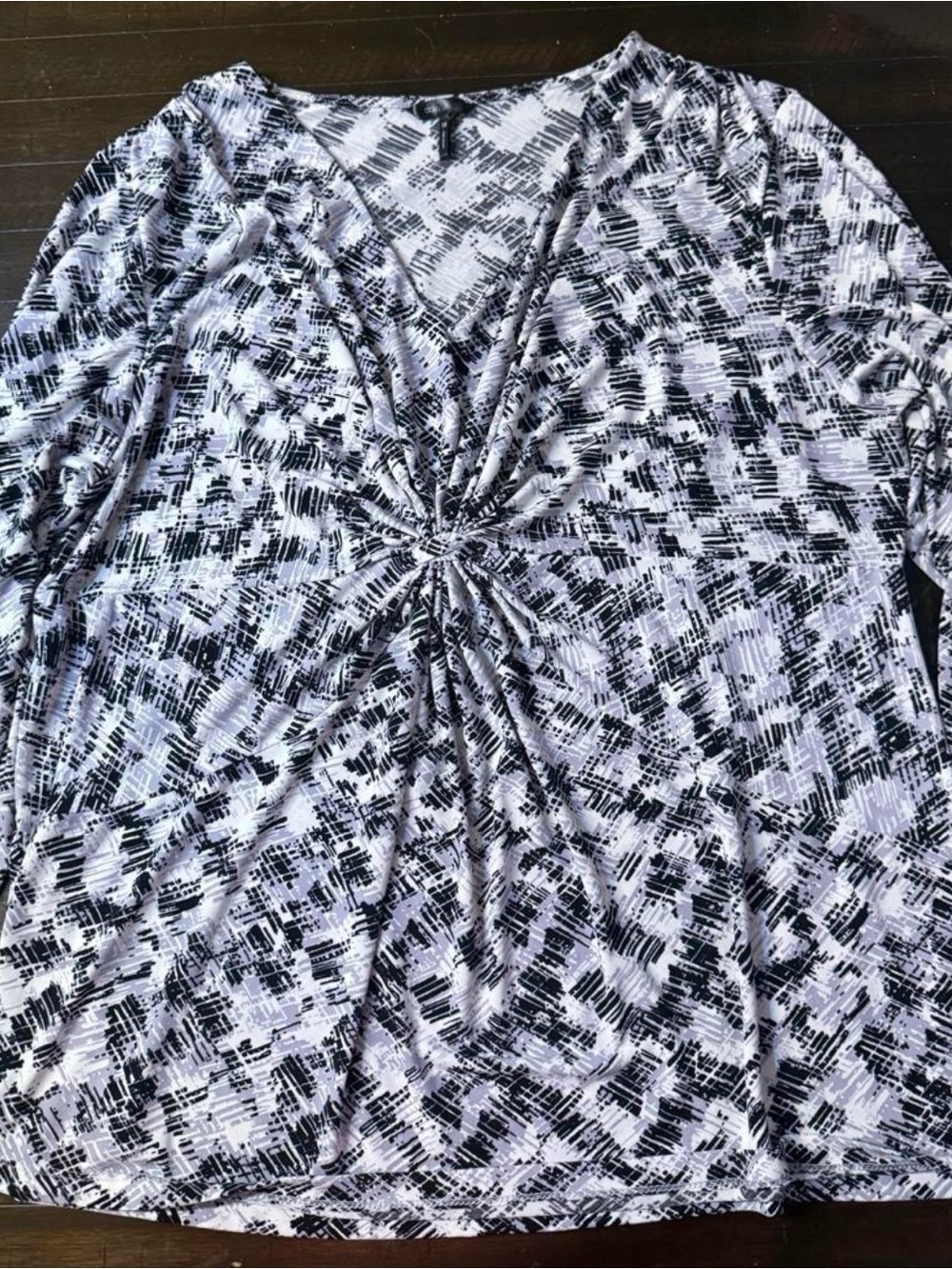 Daisy Fuentes Black & White Twist-Knot V-Neck Blouse